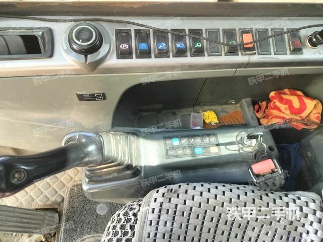 座椅右側(cè)控制臺(tái)/鑰匙門/油門/含右手柄（駕駛室部分）