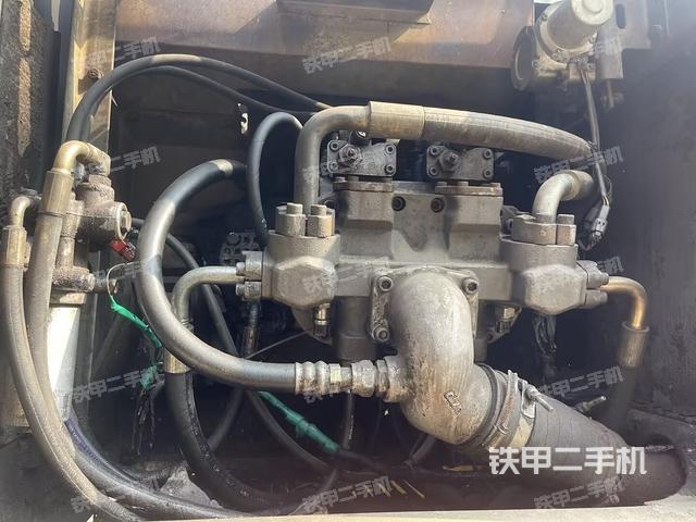 液壓泵艙室正面整體(整機外觀) 液壓泵艙室正面整體(整機外觀)