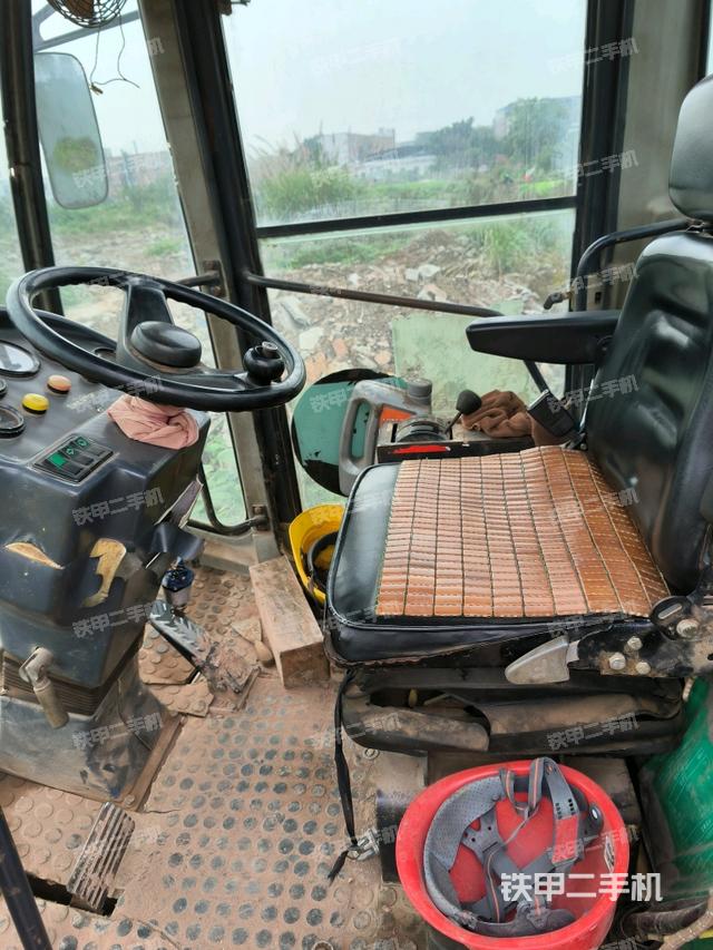 駕駛室內(nèi)座椅、儀表操作手柄全景（壓路機(jī)駕駛室）