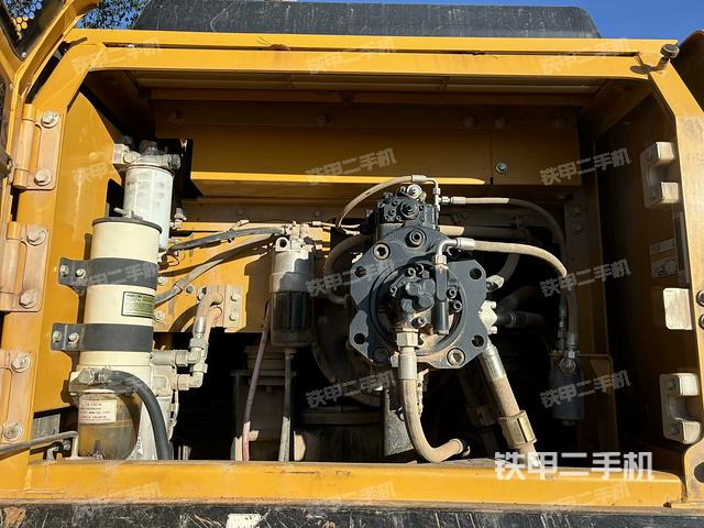 液壓泵艙室正面整體（整機外觀）