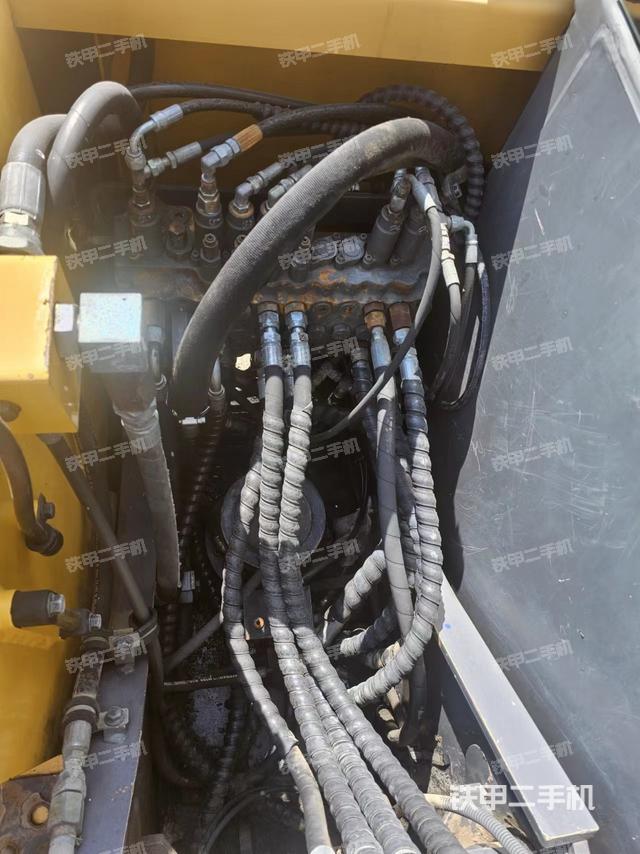 回轉馬達和主控閥（整機外觀）