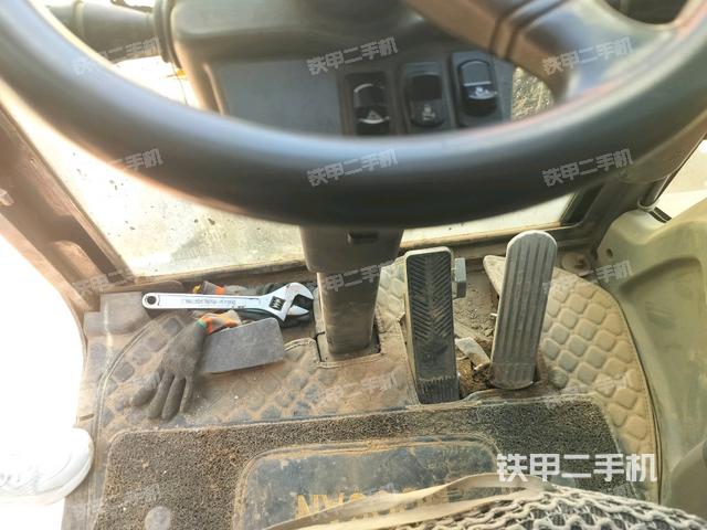 行走控制手柄和踏板?俯拍（駕駛室部分）