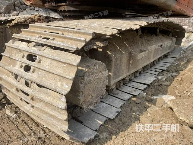 單側(cè)履帶整體(整機外觀) 單側(cè)履帶整體(整機外觀)