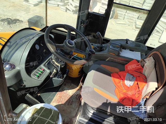駕駛室操作臺(tái)(整機(jī)外觀及大件) 駕駛室操作臺(tái)(整機(jī)外觀及大件)