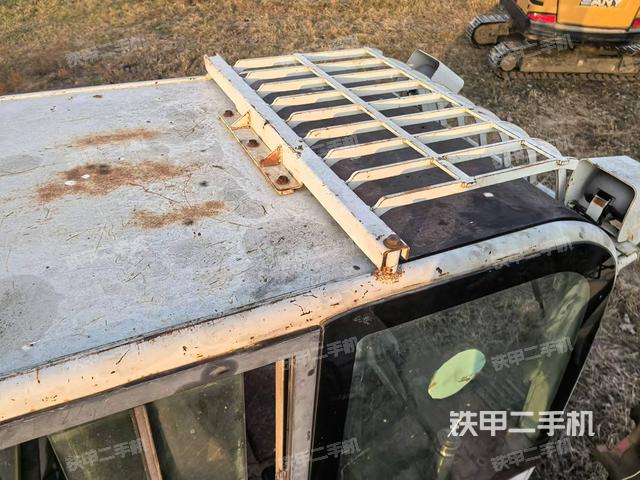 駕駛室頂部（整機外觀）