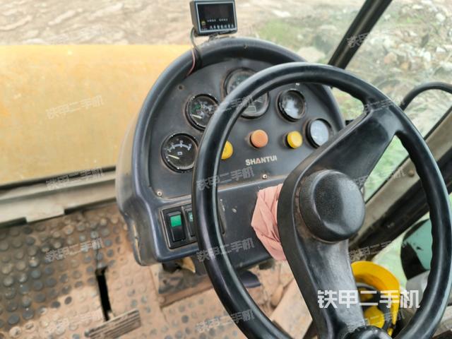 操作臺全景（壓路機(jī)駕駛室）