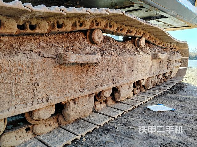 單側(cè)履帶整體(整機(jī)外觀) 單側(cè)履帶整體(整機(jī)外觀)