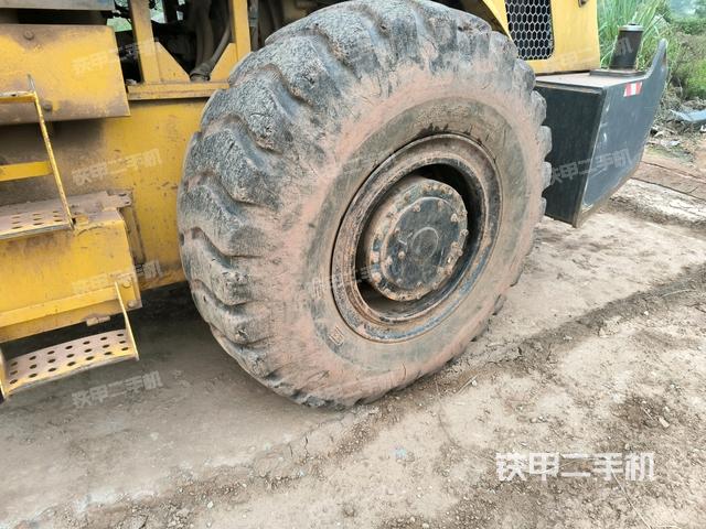 前輪右側(cè)減震塊連接及部件（壓路機(jī)前后車架）