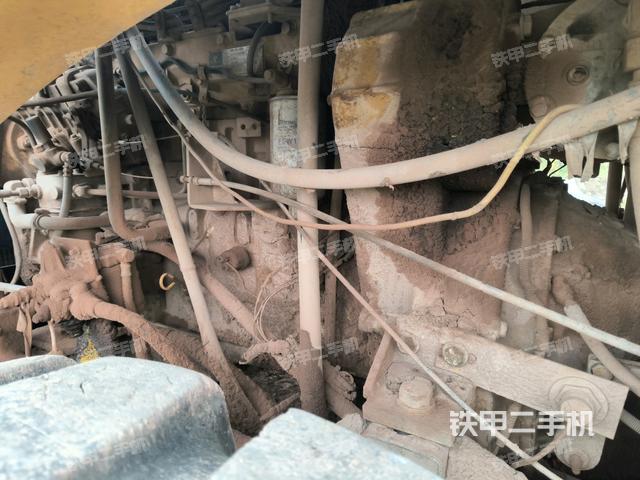 發(fā)動機(jī)右側(cè)全景（壓路機(jī)發(fā)動機(jī)艙）