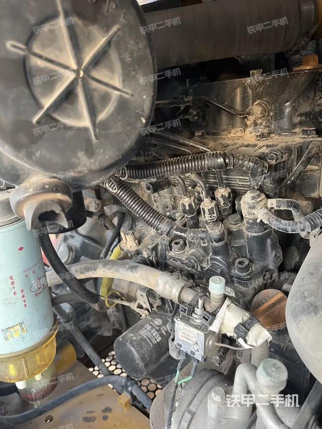 回轉(zhuǎn)馬達(dá)和主控閥（整機(jī)外觀）