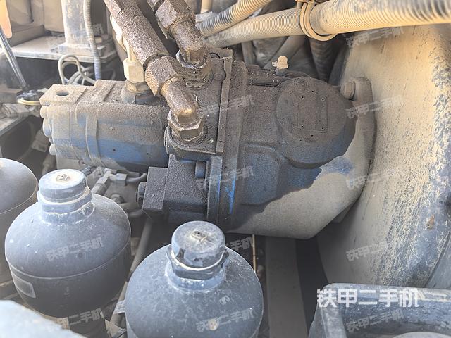 液壓泵艙室正面整體（整機外觀）