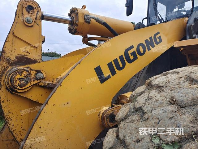 鏟斗油缸側(cè)面（工作裝置）