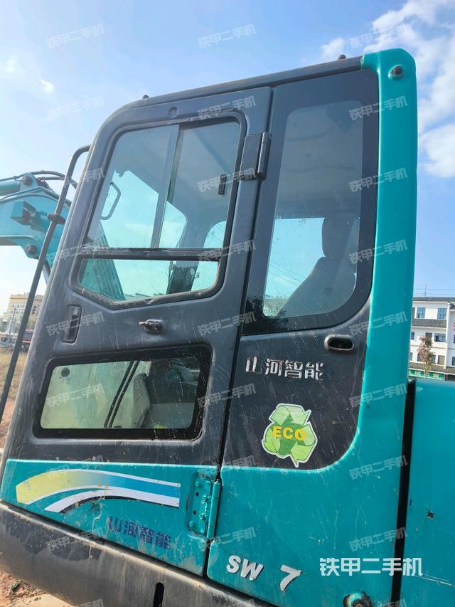 行走控制手柄和踏板?俯拍（駕駛室部分）