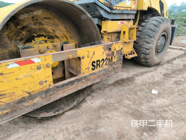 后輪右側(cè)全景（壓路機(jī)前后車架）