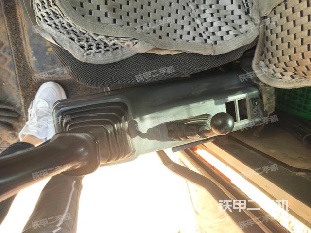 座椅左側(cè)控制臺(tái)/音響/含左手柄（駕駛室部分）