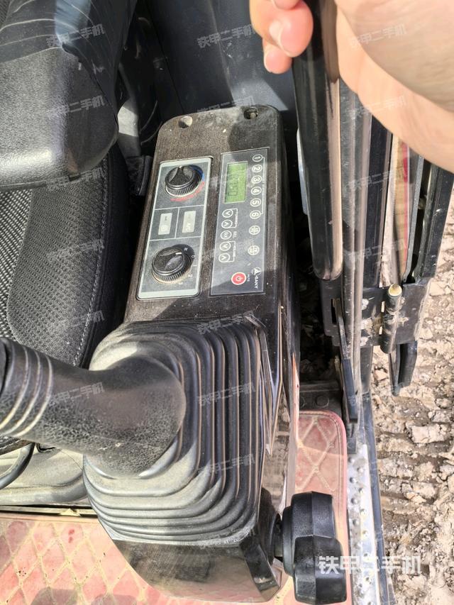 座椅右側(cè)控制臺(tái)/鑰匙門/油門/含右手柄（駕駛室部分）