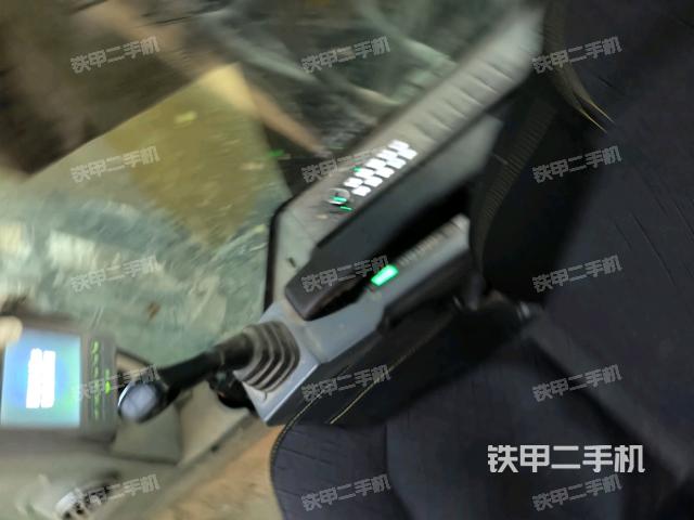 行走控制手柄和踏板?俯拍（駕駛室部分）