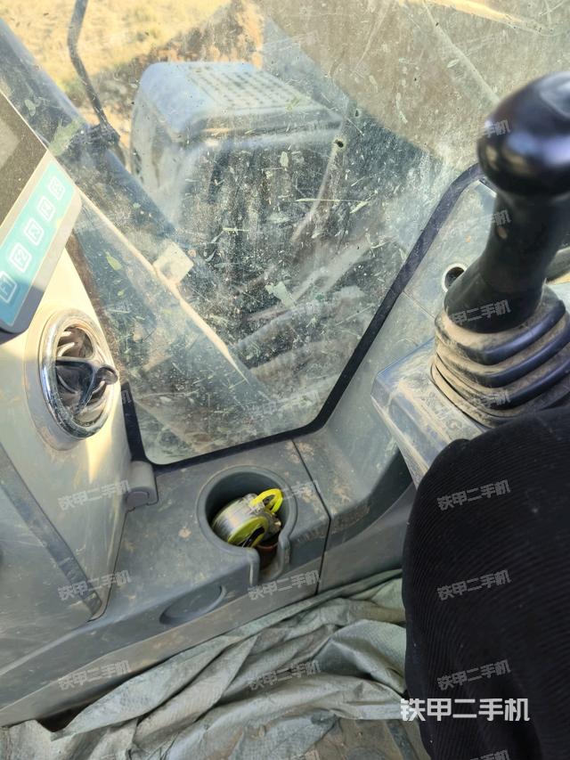 行走控制手柄和踏板?俯拍（駕駛室部分）