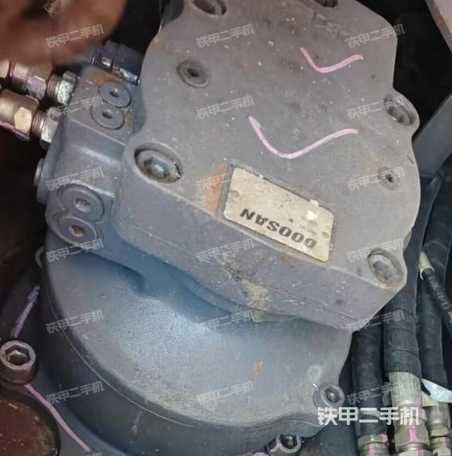 回轉馬達和主控閥(整機外觀) 回轉馬達和主控閥(整機外觀)