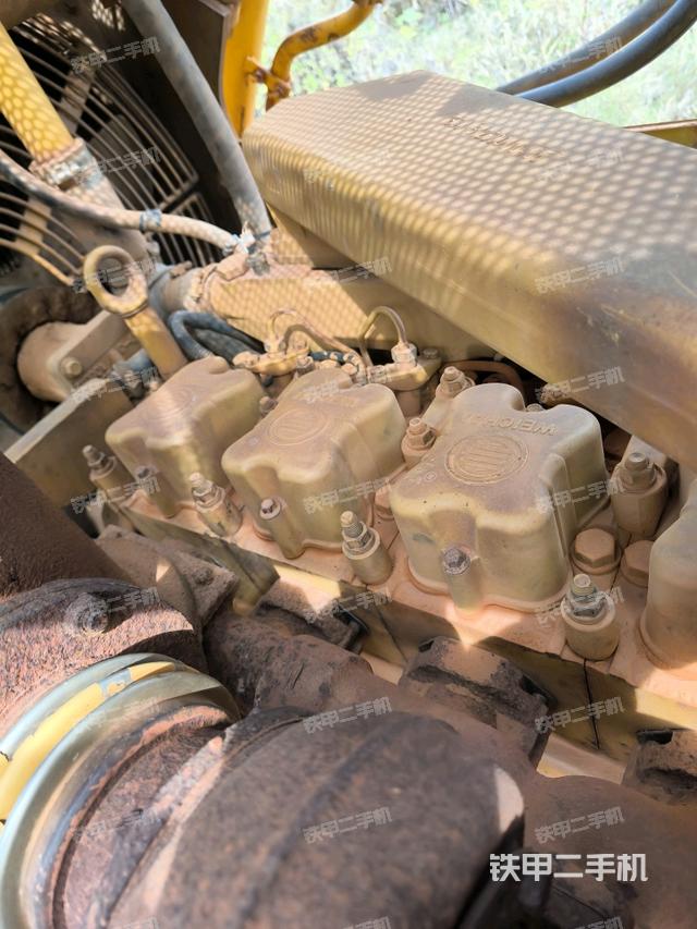發(fā)動機右側(cè)全景（推土機發(fā)動機艙）