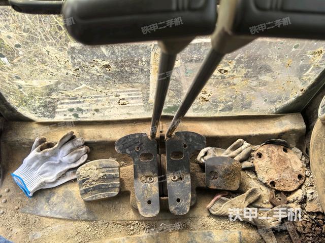 行走控制手柄和踏板?俯拍（駕駛室部分）