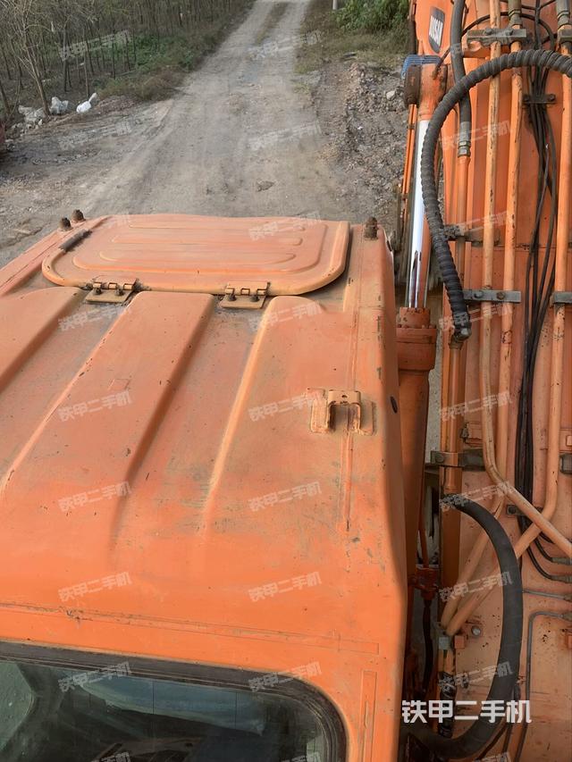 駕駛室頂部（整機外觀）