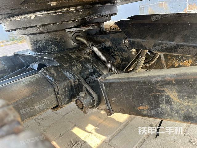 回轉(zhuǎn)馬達和主控閥(整機外觀) 回轉(zhuǎn)馬達和主控閥(整機外觀)