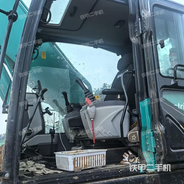 駕駛室整體(整機(jī)外觀) 駕駛室整體(整機(jī)外觀)