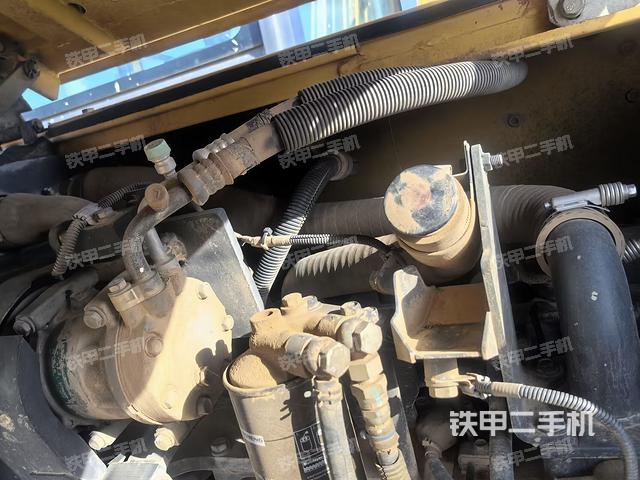 液壓泵艙室正面整體（整機外觀）