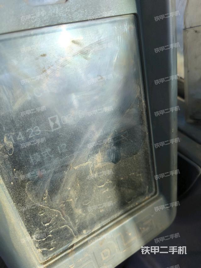 行走控制手柄和踏板?俯拍（駕駛室部分）