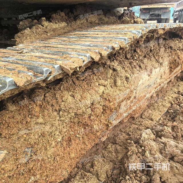 單側(cè)履帶整體(整機(jī)外觀) 單側(cè)履帶整體(整機(jī)外觀)