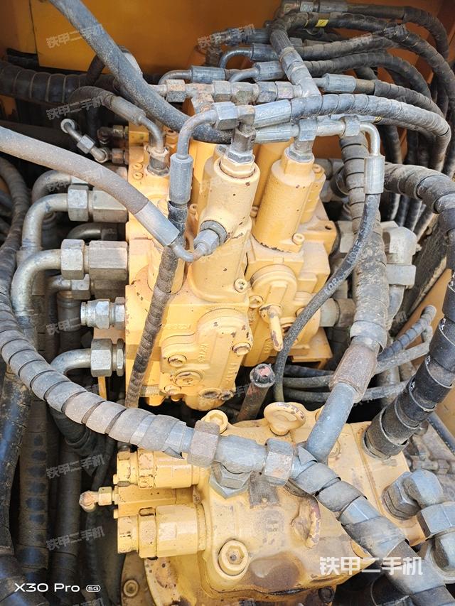 回轉(zhuǎn)馬達(dá)和主控閥（整機(jī)外觀）