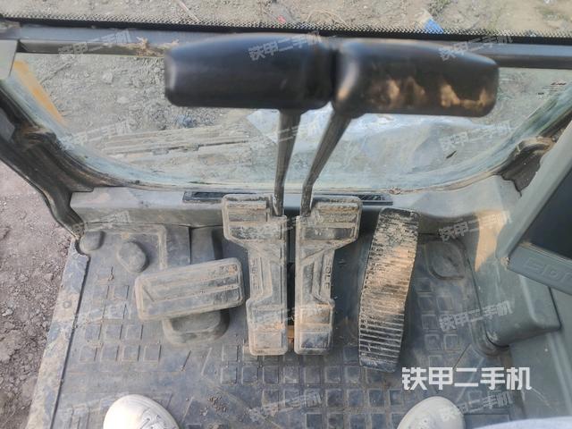 行走控制手柄和踏板?俯拍（駕駛室部分）