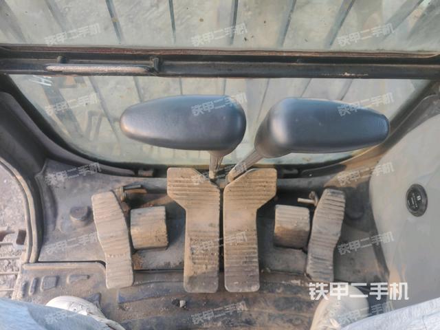 行走控制手柄和踏板?俯拍（駕駛室部分）