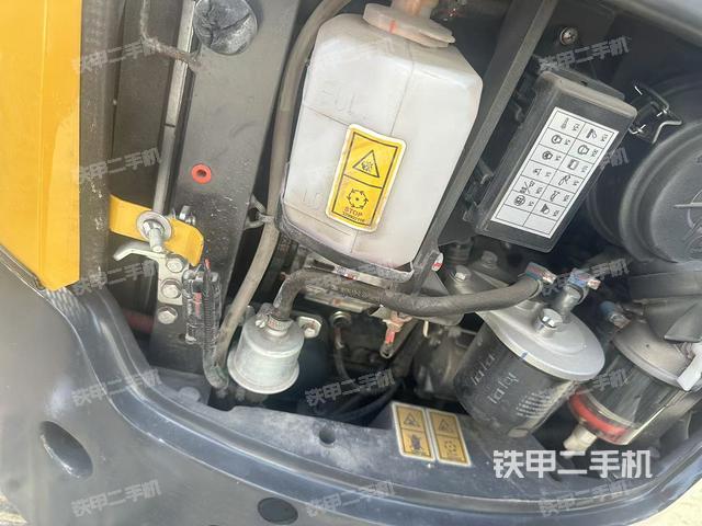 回轉(zhuǎn)馬達(dá)和主控閥（整機(jī)外觀）