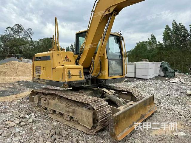 駕駛室頂部（整機外觀）