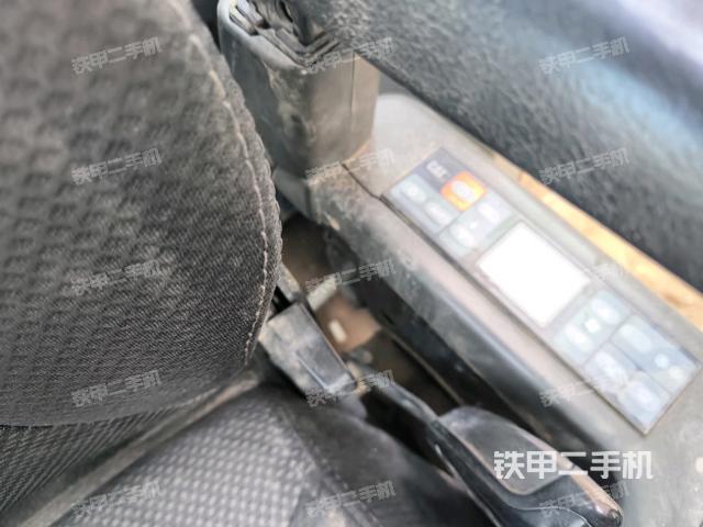 座椅右側(cè)控制臺/鑰匙門/油門/含右手柄(駕駛室部分) 座椅右側(cè)控制臺/鑰匙門/油門/含右手柄(駕駛室部分)
