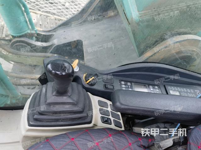 座椅右側(cè)控制臺(tái)/鑰匙門/油門/含右手柄(駕駛室部分) 座椅右側(cè)控制臺(tái)/鑰匙門/油門/含右手柄(駕駛室部分)