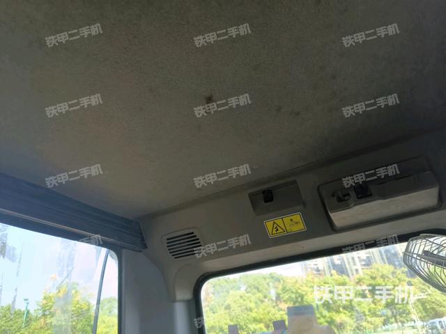 行走控制手柄和踏板?俯拍(駕駛室部分) 行走控制手柄和踏板?俯拍(駕駛室部分)
