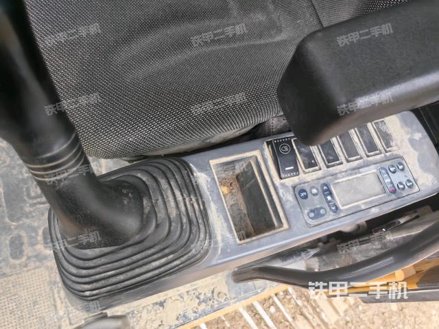 座椅右側(cè)控制臺(tái)/鑰匙門/油門/含右手柄（駕駛室部分）