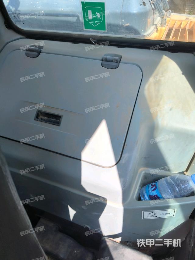 行走控制手柄和踏板?俯拍（駕駛室部分）