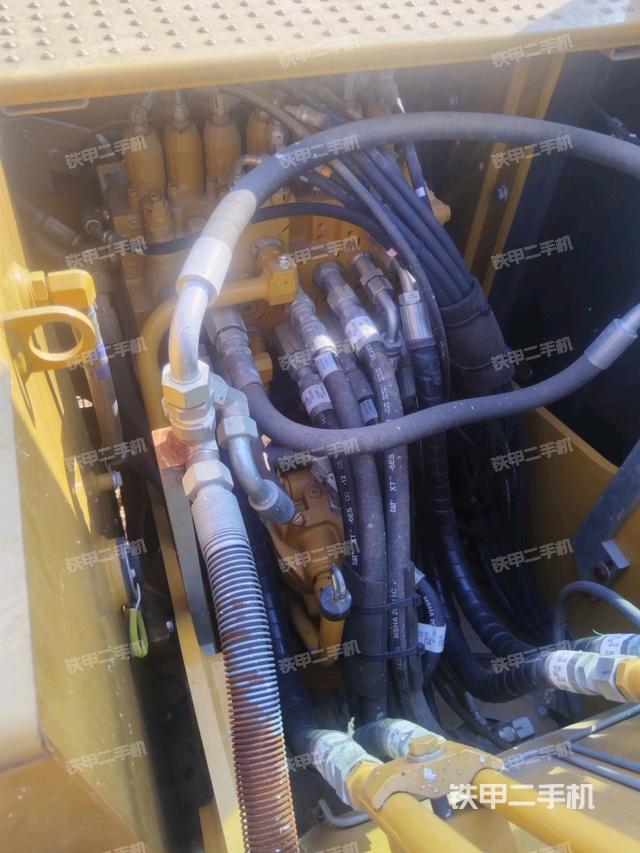 回轉(zhuǎn)馬達(dá)和主控閥（整機(jī)外觀）