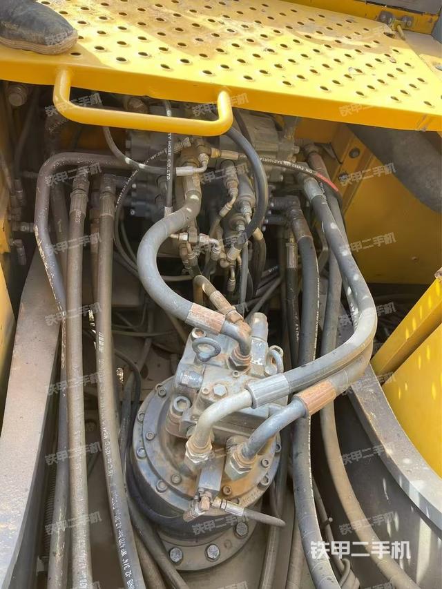 回轉(zhuǎn)馬達(dá)和主控閥（整機(jī)外觀）