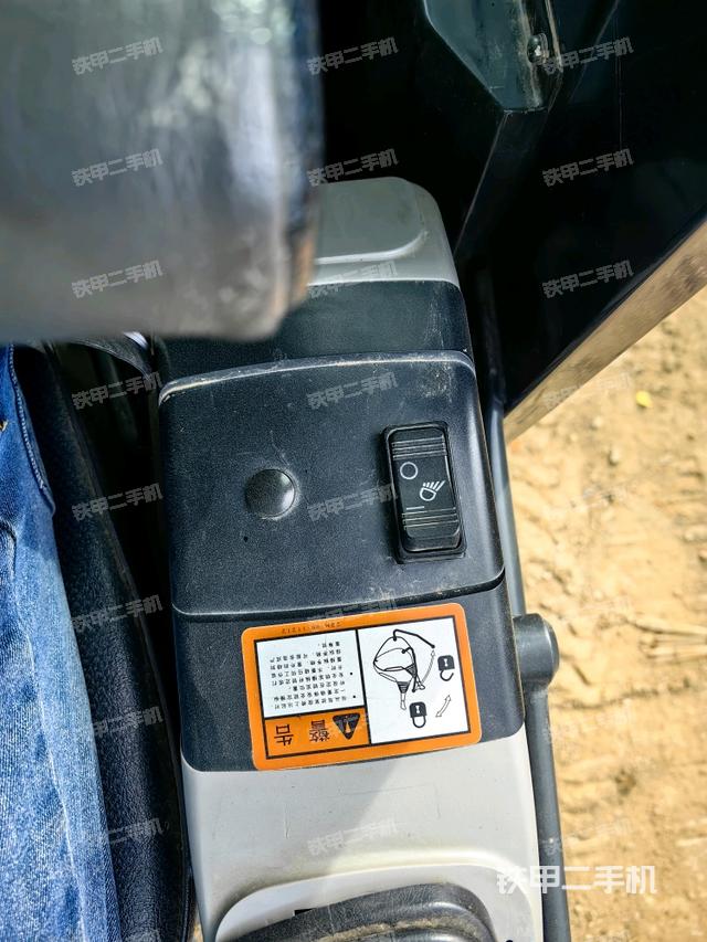 座椅左側(cè)控制臺(tái)/音響/含左手柄（駕駛室部分）