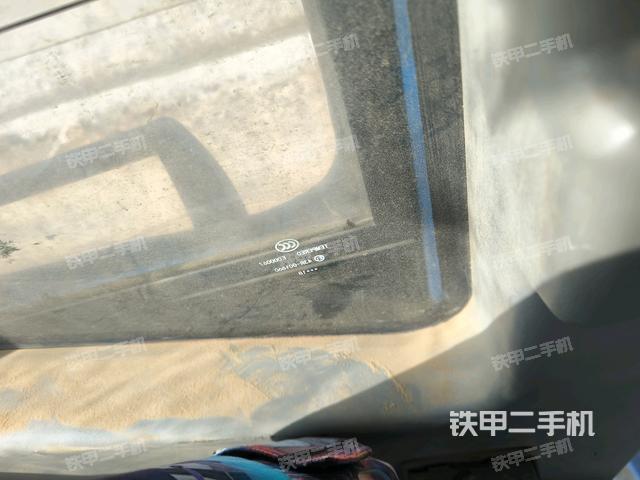 行走控制手柄和踏板?俯拍（駕駛室部分）