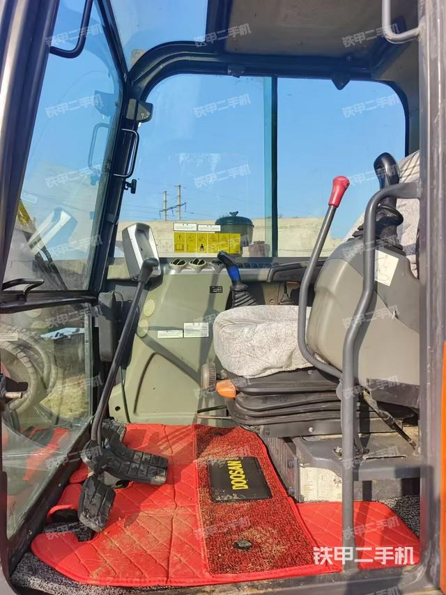 駕駛室頂部(整機外觀) 駕駛室頂部(整機外觀)