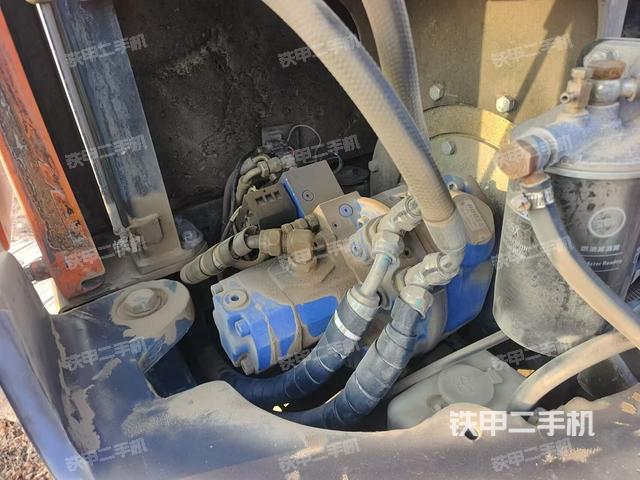 液壓泵艙室正面整體(整機外觀) 液壓泵艙室正面整體(整機外觀)