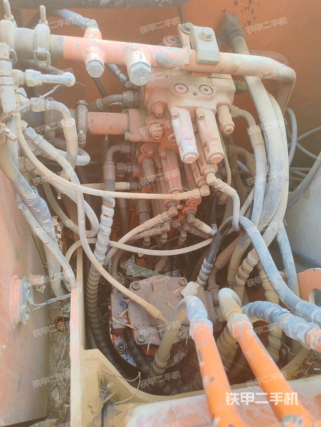 回轉(zhuǎn)馬達和主控閥（整機外觀）