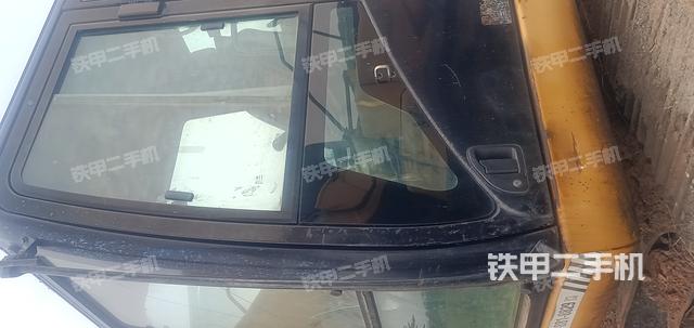 駕駛室整體(整機(jī)外觀) 駕駛室整體(整機(jī)外觀)