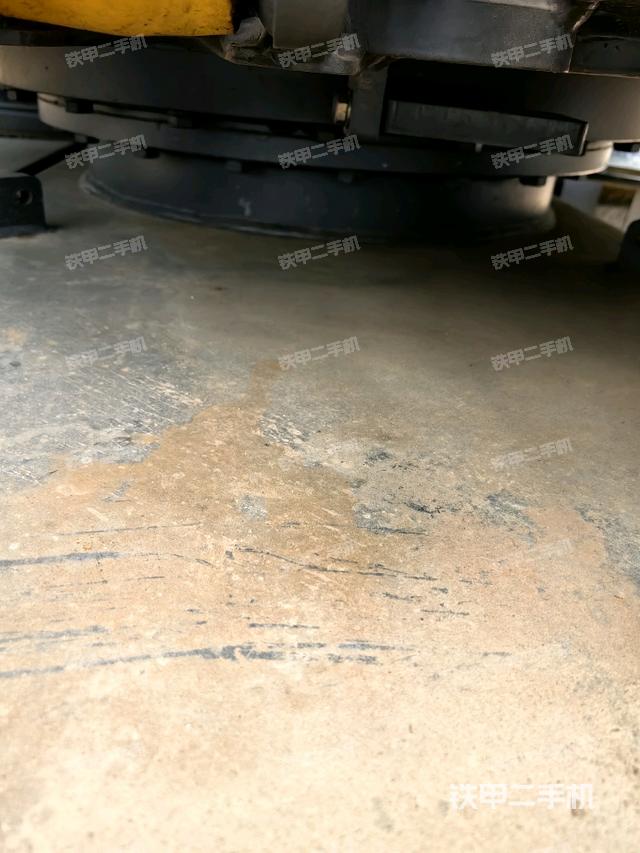 轉盤和下車架正前(工作和回轉裝置) 轉盤和下車架正前(工作和回轉裝置)